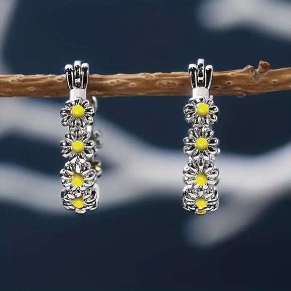 Daisy 18K Gold Plated Hoop Earrings - Picture 2 of 4